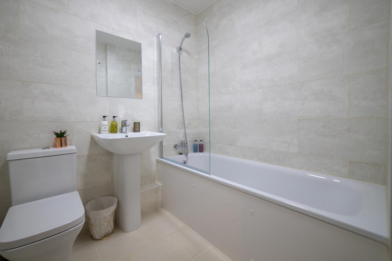 London Heathrow Serviced Apartments Ashford  ภายนอก รูปภาพ